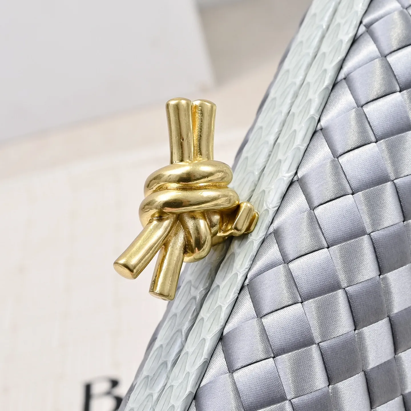 Batch 1460 #BV Knot woven evening bag series ~ Each bag reveals exquisite elegance💫Iconic classic silk weaving➕snake skin trimming with knot buckle, soft and delicate feel. The design is small and exquisite, low-key without logo, elegant and elegant. Paired with evening dress or cheongsam, it has the atmosphere of a famous and wealthy lady. Full of aura and invincible texture💃 Model: 7622 Dimensions: 20x12x5.5